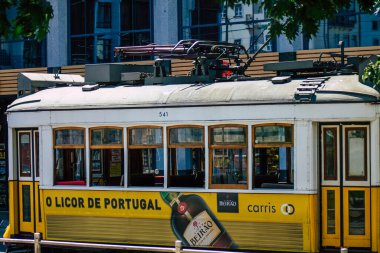Lizbon Portekiz 26 Temmuz 2020. Portekiz, Portekiz 'in kıyı başkenti Lizbon' un sokaklarında ve toplu taşıma sisteminde seyahat eden yolcular için geleneksel bir eski elektrikli tramvay manzarası.