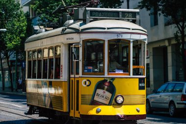 Lizbon Portekiz 26 Temmuz 2020. Portekiz, Portekiz 'in kıyı başkenti Lizbon' un sokaklarında ve toplu taşıma sisteminde seyahat eden yolcular için geleneksel bir eski elektrikli tramvay manzarası.