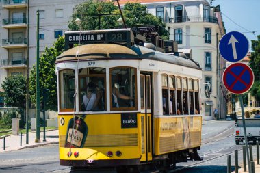 Lizbon Portekiz 26 Temmuz 2020. Portekiz, Portekiz 'in kıyı başkenti Lizbon' un sokaklarında ve toplu taşıma sisteminde seyahat eden yolcular için geleneksel bir eski elektrikli tramvay manzarası.