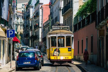 Lizbon Portekiz 26 Temmuz 2020. Portekiz, Portekiz 'in kıyı başkenti Lizbon' un sokaklarında ve toplu taşıma sisteminde seyahat eden yolcular için geleneksel bir eski elektrikli tramvay manzarası.