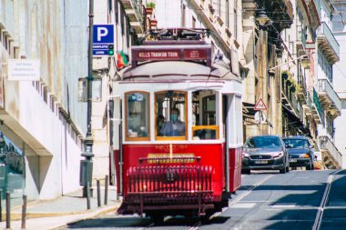 Lizbon Portekiz 26 Temmuz 2020. Portekiz, Portekiz 'in kıyı başkenti Lizbon' un sokaklarında ve toplu taşıma sisteminde seyahat eden yolcular için geleneksel bir eski elektrikli tramvay manzarası.