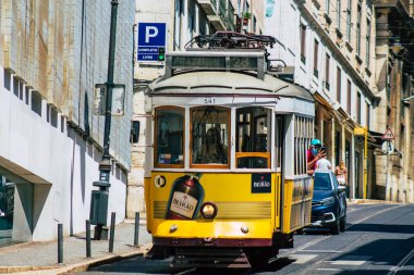 Lizbon Portekiz 26 Temmuz 2020. Portekiz, Portekiz 'in kıyı başkenti Lizbon' un sokaklarında ve toplu taşıma sisteminde seyahat eden yolcular için geleneksel bir eski elektrikli tramvay manzarası.