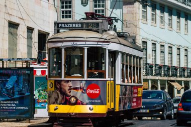 Lizbon Portekiz 26 Temmuz 2020. Portekiz, Portekiz 'in kıyı başkenti Lizbon' un sokaklarında ve toplu taşıma sisteminde seyahat eden yolcular için geleneksel bir eski elektrikli tramvay manzarası.