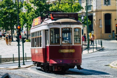 Lizbon Portekiz 26 Temmuz 2020. Portekiz, Portekiz 'in kıyı başkenti Lizbon' un sokaklarında ve toplu taşıma sisteminde seyahat eden yolcular için geleneksel bir eski elektrikli tramvay manzarası.