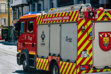 Lizbon Portekiz 26 Temmuz 2020 'de Lizbon' un dağlık başkenti ve Avrupa 'nın en eski ve çarpıcı şehirlerinden biri olan Lizbon sokaklarında bir itfaiye aracı görüldü.