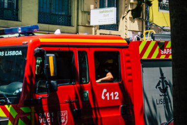 Lizbon Portekiz 26 Temmuz 2020 'de Lizbon' un dağlık başkenti ve Avrupa 'nın en eski ve çarpıcı şehirlerinden biri olan Lizbon sokaklarında bir itfaiye aracı görüldü.