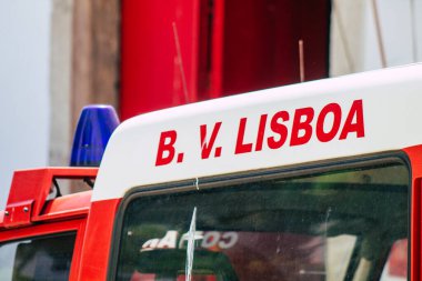 Lizbon Portekiz 26 Temmuz 2020 'de Lizbon' un dağlık başkenti ve Avrupa 'nın en eski ve çarpıcı şehirlerinden biri olan Lizbon sokaklarında bir itfaiye aracı görüldü.
