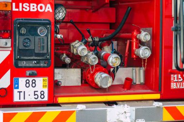 Lizbon Portekiz 26 Temmuz 2020 'de Lizbon' un dağlık başkenti ve Avrupa 'nın en eski ve çarpıcı şehirlerinden biri olan Lizbon sokaklarında bir itfaiye aracı görüldü.