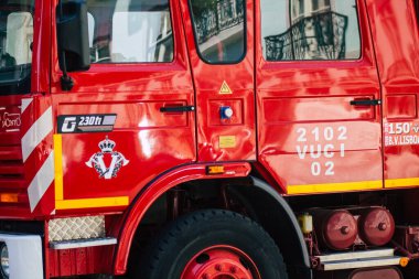 Lizbon Portekiz 26 Temmuz 2020 'de Lizbon' un dağlık başkenti ve Avrupa 'nın en eski ve çarpıcı şehirlerinden biri olan Lizbon sokaklarında bir itfaiye aracı görüldü.