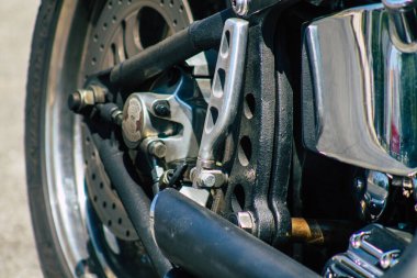 Lizbon Portekiz 26 Temmuz 2020 Harley Davidson motorsikletinin görüntüsü Lizbon 'un dağlık kıyı başkenti Portekiz' in sokaklarında park edilmiş ve Avrupa 'nın en eski şehirlerinden biridir.