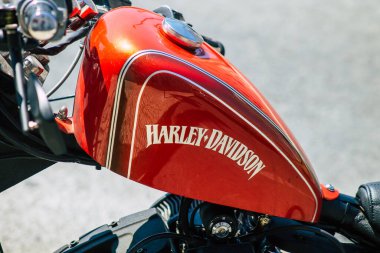 Lizbon Portekiz 26 Temmuz 2020 Harley Davidson motorsikletinin görüntüsü Lizbon 'un dağlık kıyı başkenti Portekiz' in sokaklarında park edilmiş ve Avrupa 'nın en eski şehirlerinden biridir.