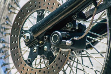 Lizbon Portekiz 26 Temmuz 2020 Harley Davidson motorsikletinin görüntüsü Lizbon 'un dağlık kıyı başkenti Portekiz' in sokaklarında park edilmiş ve Avrupa 'nın en eski şehirlerinden biridir.