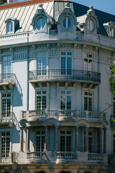 Lizbon Portekiz 26 Temmuz 2020 Lizbon, Lizbon şehir merkezindeki tarihi binaların klasik dış görünüşü, tepe kıyı başkenti Portekiz ve Avrupa 'nın en eski şehirlerinden biri.