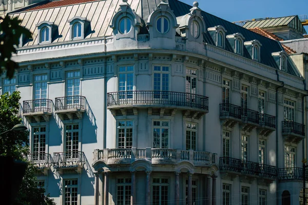 Lizbon Portekiz 26 Temmuz 2020 Lizbon, Lizbon şehir merkezindeki tarihi binaların klasik dış görünüşü, tepe kıyı başkenti Portekiz ve Avrupa 'nın en eski şehirlerinden biri.