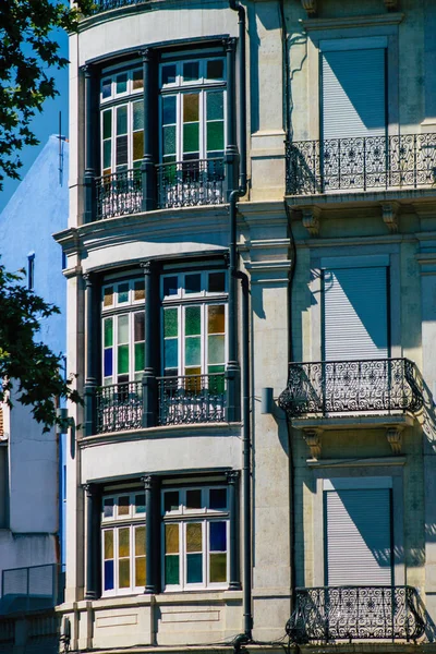 Lizbon Portekiz 26 Temmuz 2020 Lizbon, Lizbon şehir merkezindeki tarihi binaların klasik dış görünüşü, tepe kıyı başkenti Portekiz ve Avrupa 'nın en eski şehirlerinden biri.