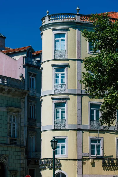 Lizbon Portekiz 26 Temmuz 2020 Lizbon, Lizbon şehir merkezindeki tarihi binaların klasik dış görünüşü, tepe kıyı başkenti Portekiz ve Avrupa 'nın en eski şehirlerinden biri.