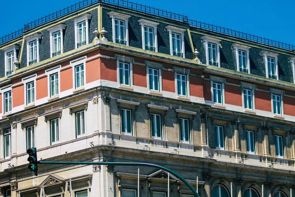 Lizbon Portekiz 26 Temmuz 2020 Lizbon, Lizbon şehir merkezindeki tarihi binaların klasik dış görünüşü, tepe kıyı başkenti Portekiz ve Avrupa 'nın en eski şehirlerinden biri.