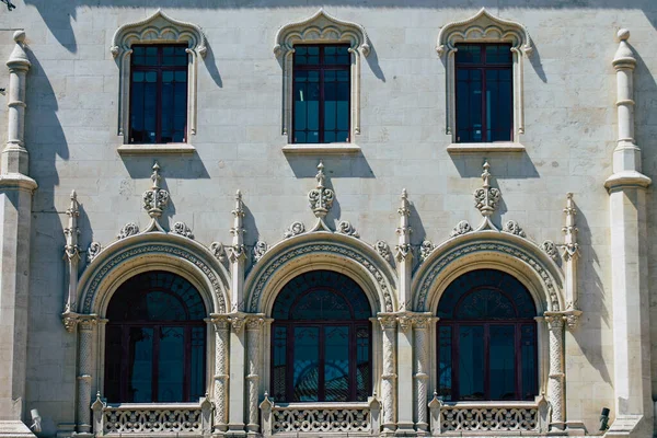 Lizbon Portekiz 26 Temmuz 2020 Lizbon, Lizbon şehir merkezindeki tarihi binaların klasik dış görünüşü, tepe kıyı başkenti Portekiz ve Avrupa 'nın en eski şehirlerinden biri.