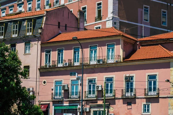 Lizbon Portekiz 26 Temmuz 2020 Lizbon, Lizbon şehir merkezindeki tarihi binaların klasik dış görünüşü, tepe kıyı başkenti Portekiz ve Avrupa 'nın en eski şehirlerinden biri.