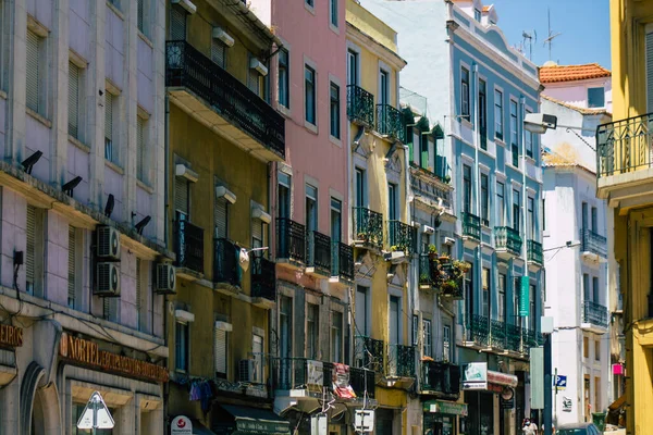 Lizbon Portekiz 26 Temmuz 2020 Lizbon, Lizbon şehir merkezindeki tarihi binaların klasik dış görünüşü, tepe kıyı başkenti Portekiz ve Avrupa 'nın en eski şehirlerinden biri.