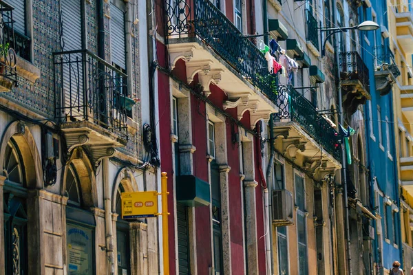 Lizbon Portekiz 26 Temmuz 2020 Lizbon, Lizbon şehir merkezindeki tarihi binaların klasik dış görünüşü, tepe kıyı başkenti Portekiz ve Avrupa 'nın en eski şehirlerinden biri.