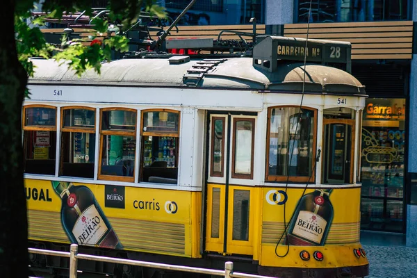 Lizbon Portekiz 26 Temmuz 2020. Portekiz, Portekiz 'in kıyı başkenti Lizbon' un sokaklarında ve toplu taşıma sisteminde seyahat eden yolcular için geleneksel bir eski elektrikli tramvay manzarası.