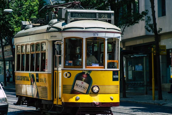 リスボンポルトガル2020年7月26日ポルトガルの沿岸の首都リスボンの通りや公共交通機関の一部を通って運転する乗客のための伝統的な古い電気トラムの眺め — ストック写真