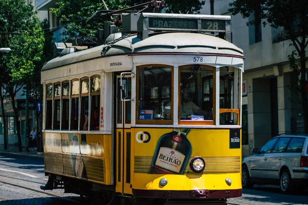 Lizbon Portekiz 26 Temmuz 2020. Portekiz, Portekiz 'in kıyı başkenti Lizbon' un sokaklarında ve toplu taşıma sisteminde seyahat eden yolcular için geleneksel bir eski elektrikli tramvay manzarası.