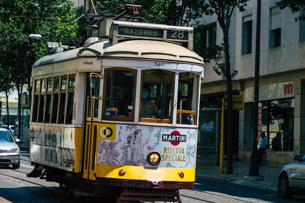 Lizbon Portekiz 26 Temmuz 2020. Portekiz, Portekiz 'in kıyı başkenti Lizbon' un sokaklarında ve toplu taşıma sisteminde seyahat eden yolcular için geleneksel bir eski elektrikli tramvay manzarası.