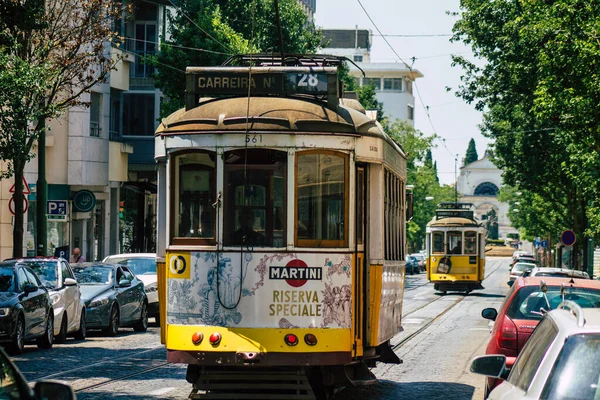 Lizbon Portekiz 26 Temmuz 2020. Portekiz, Portekiz 'in kıyı başkenti Lizbon' un sokaklarında ve toplu taşıma sisteminde seyahat eden yolcular için geleneksel bir eski elektrikli tramvay manzarası.