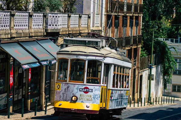 Lizbon Portekiz 26 Temmuz 2020. Portekiz, Portekiz 'in kıyı başkenti Lizbon' un sokaklarında ve toplu taşıma sisteminde seyahat eden yolcular için geleneksel bir eski elektrikli tramvay manzarası.