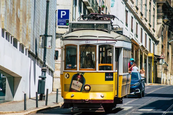 Lizbon Portekiz 26 Temmuz 2020. Portekiz, Portekiz 'in kıyı başkenti Lizbon' un sokaklarında ve toplu taşıma sisteminde seyahat eden yolcular için geleneksel bir eski elektrikli tramvay manzarası.