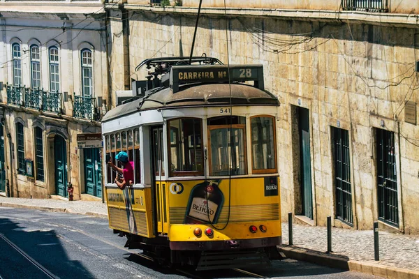 Lizbon Portekiz 26 Temmuz 2020. Portekiz, Portekiz 'in kıyı başkenti Lizbon' un sokaklarında ve toplu taşıma sisteminde seyahat eden yolcular için geleneksel bir eski elektrikli tramvay manzarası.