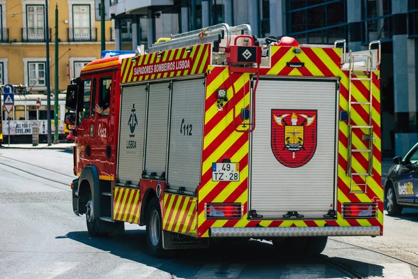 Lizbon Portekiz 26 Temmuz 2020 'de Lizbon' un dağlık başkenti ve Avrupa 'nın en eski ve çarpıcı şehirlerinden biri olan Lizbon sokaklarında bir itfaiye aracı görüldü.