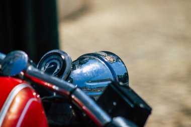 Lizbon Portekiz 26 Temmuz 2020 Harley Davidson motorsikletinin görüntüsü Lizbon 'un dağlık kıyı başkenti Portekiz' in sokaklarında park edilmiş ve Avrupa 'nın en eski şehirlerinden biridir.