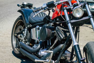 Lizbon Portekiz 26 Temmuz 2020 Harley Davidson motorsikletinin görüntüsü Lizbon 'un dağlık kıyı başkenti Portekiz' in sokaklarında park edilmiş ve Avrupa 'nın en eski şehirlerinden biridir.
