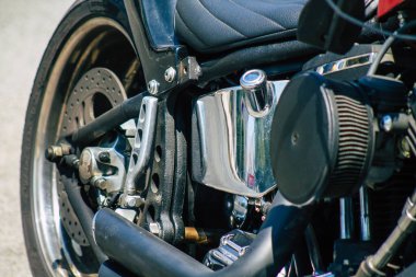 Lizbon Portekiz 26 Temmuz 2020 Harley Davidson motorsikletinin görüntüsü Lizbon 'un dağlık kıyı başkenti Portekiz' in sokaklarında park edilmiş ve Avrupa 'nın en eski şehirlerinden biridir.