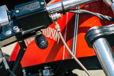 Lizbon Portekiz 26 Temmuz 2020 Harley Davidson motorsikletinin görüntüsü Lizbon 'un dağlık kıyı başkenti Portekiz' in sokaklarında park edilmiş ve Avrupa 'nın en eski şehirlerinden biridir.