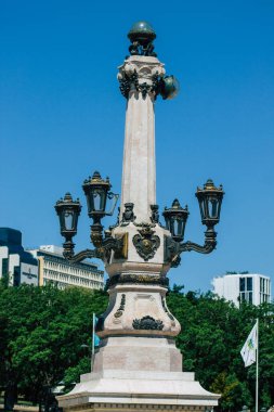 Lizbon Portekiz 27 Temmuz 2020 'de anıtın ve Portekiz' in kıyı başkenti Lizbon 'un önemli bir kavşağı olan Pombal Meydanı Markisi' ndeki heykelin kapatılması.