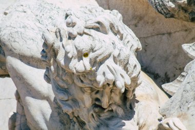 Lizbon Portekiz 27 Temmuz 2020 'de anıtın ve Portekiz' in kıyı başkenti Lizbon 'un önemli bir kavşağı olan Pombal Meydanı Markisi' ndeki heykelin kapatılması.