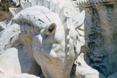 Lizbon Portekiz 27 Temmuz 2020 'de anıtın ve Portekiz' in kıyı başkenti Lizbon 'un önemli bir kavşağı olan Pombal Meydanı Markisi' ndeki heykelin kapatılması.