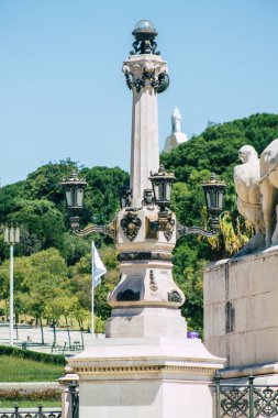 Lizbon Portekiz 27 Temmuz 2020 'de anıtın ve Portekiz' in kıyı başkenti Lizbon 'un önemli bir kavşağı olan Pombal Meydanı Markisi' ndeki heykelin kapatılması.