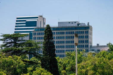 Lizbon Portekiz 27 Temmuz 2020 'de Lizbon şehir merkezindeki modern binaların ön cephesine, Portekiz' in yamaçlı sahil başkentine ve Avrupa 'nın en eski şehirlerinden birine bakıldı.