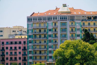 Lizbon Portekiz 27 Temmuz 2020 'de Lizbon şehir merkezindeki modern binaların ön cephesine, Portekiz' in yamaçlı sahil başkentine ve Avrupa 'nın en eski şehirlerinden birine bakıldı.