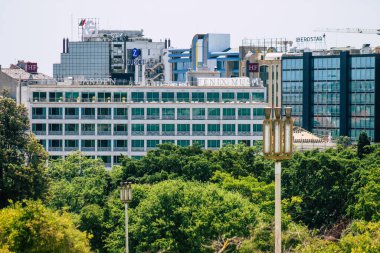 Lizbon Portekiz 27 Temmuz 2020 'de Lizbon şehir merkezindeki modern binaların ön cephesine, Portekiz' in yamaçlı sahil başkentine ve Avrupa 'nın en eski şehirlerinden birine bakıldı.