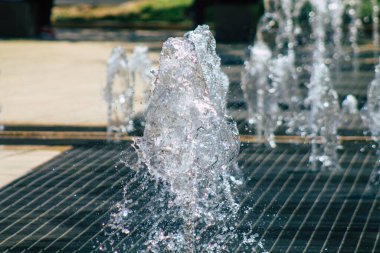 Lizbon Portekiz 27 Temmuz 2020 'de Lizbon şehir merkezindeki Martim Moniz Meydanı' ndaki çeşmenin görüntüsü Avrupa 'nın en eski kentlerinden Portekiz' in tepe kıyı başkenti.