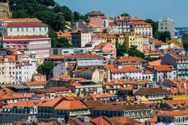 Lizbon Portekiz 28 Temmuz 2020 'de Lizbon şehir merkezindeki tarihi binaların panoramik manzarası, Portekiz' in tepe kıyı başkenti ve Avrupa 'nın en eski şehirlerinden biri.
