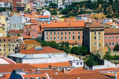 Lizbon Portekiz 28 Temmuz 2020 'de Lizbon şehir merkezindeki tarihi binaların panoramik manzarası, Portekiz' in tepe kıyı başkenti ve Avrupa 'nın en eski şehirlerinden biri.