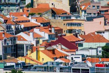 Lizbon Portekiz 28 Temmuz 2020 'de Lizbon şehir merkezindeki tarihi binaların panoramik manzarası, Portekiz' in tepe kıyı başkenti ve Avrupa 'nın en eski şehirlerinden biri.