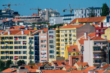 Lizbon Portekiz 28 Temmuz 2020 'de Lizbon şehir merkezindeki tarihi binaların panoramik manzarası, Portekiz' in tepe kıyı başkenti ve Avrupa 'nın en eski şehirlerinden biri.